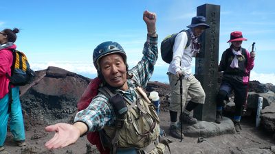 還暦を過ぎてから毎日富士山に登り続け、登頂回数が1,300回を超えた男性。　【１０時のグッとストーリー】