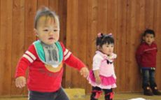「赤ちゃんヨチヨチ歩き競争」を成田ゆめ牧場で開催！　【ハロー千葉】