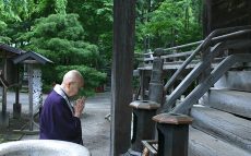 お経をあげ、座禅をおこなう【瀬戸内寂聴「今日を生きるための言葉」】第151回