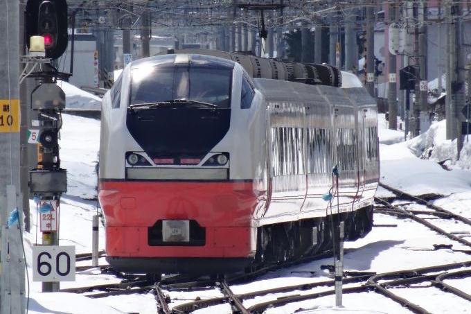 奥羽本線を走るE751系特急「つがる」