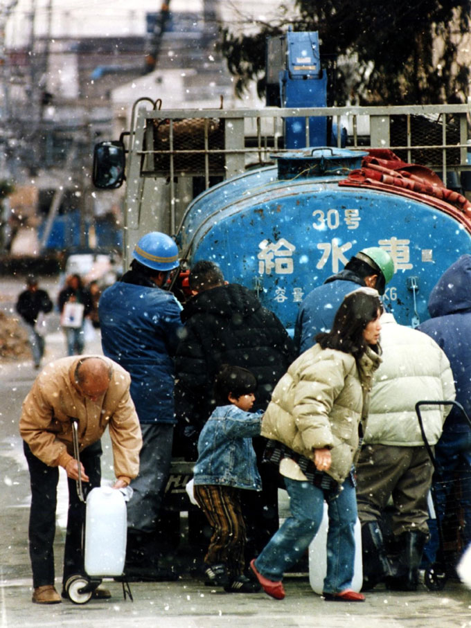 阪神大震災-雪の中で給水の被災者　写真提供：産経新聞社