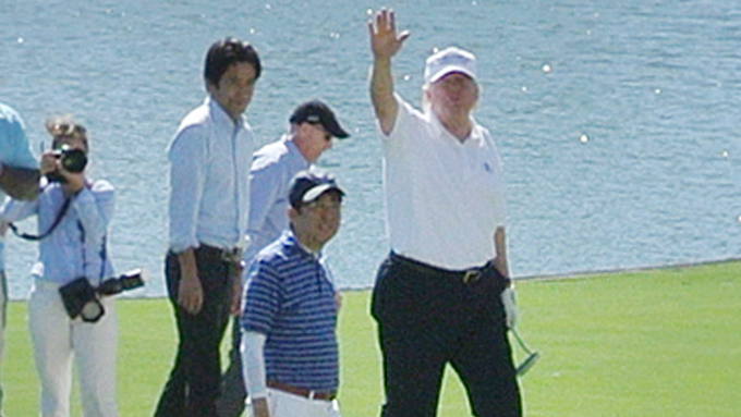 トランプ大統領(右端)とゴルフを楽しむ安倍晋三首相(中央)11日米フロリダ州
