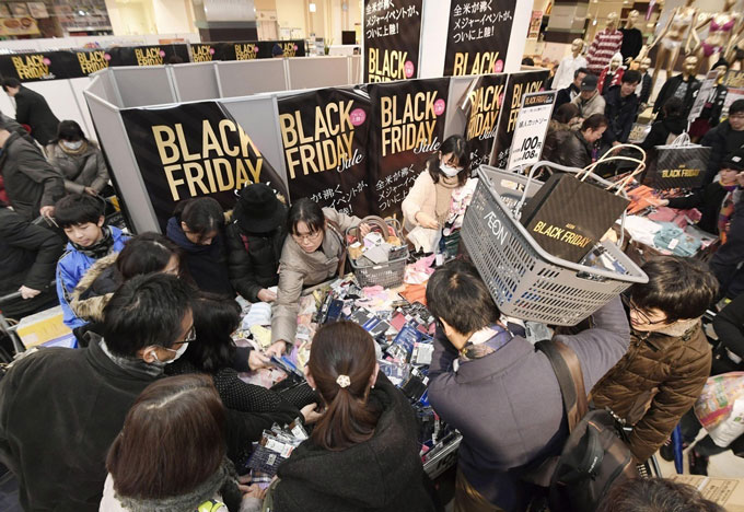「ブラック・フライデー」にちなんだセールが始まり混雑するスーパー2016年11月25日未明東京都品川区