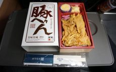 水戸駅「ローズポーク 豚べん」(1,000円)～駅弁屋さんの厨房ですよ！(vol.3しまだフーズ編②)【ライター望月の駅弁膝栗毛】