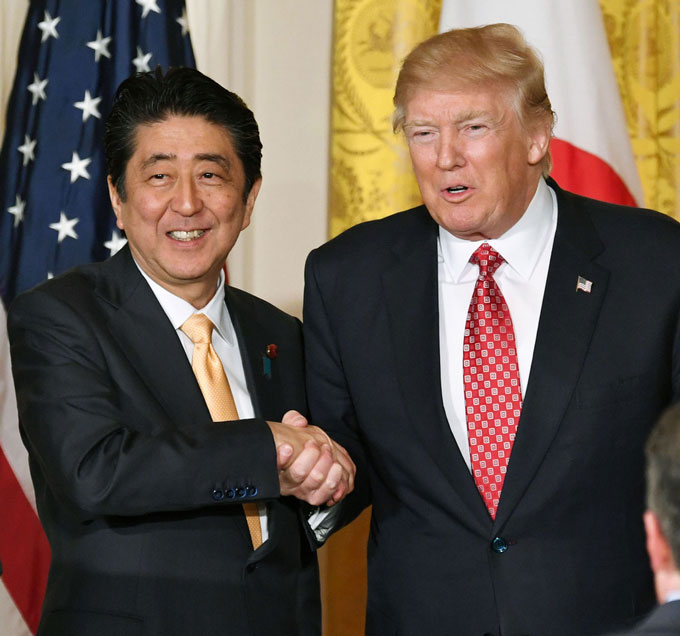 日米首脳会談共同記者会見を終え握手する安倍首相(左)とトランプ米大統領＝20170210ホワイトハウス