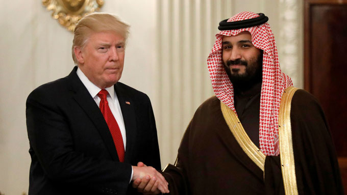 米ワシントンのホワイトハウスで握手するサウジアラビアのムハンマド副皇太子(右)とトランプ米大統領=20170314　写真提供：共同通信社