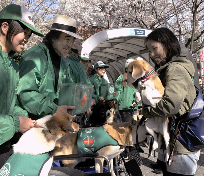 東日本大震災の被災地で活動するため、募金活動をする国際セラピードッグ協会代表の大木トオルさん（左から2人目）ら＝2011年4月12日午後、東京・銀座　写真提供：共同通信社