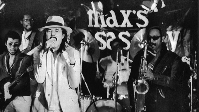 黒人ミュージシャンをバックにブルースを歌う大木トオルさん　撮影日1979年08月　写真提供：産経新聞社
