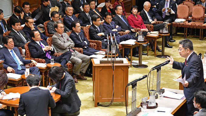 参院予算委員会で平成29年度予算案について質問する共産党の小池晃書記局長＝20170302午前国会・参院第1委員会室　写真提供：産経新聞社