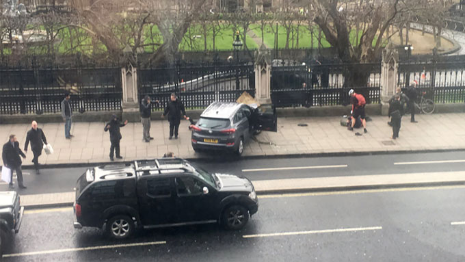 ロンドンの国会議事堂前で歩道に突っ込んだ車：ジェームズ・ウェスト氏のツイッターより=20170322　写真提供：時事通信