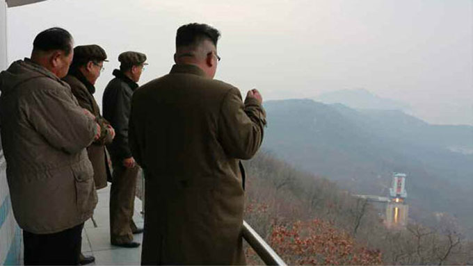高出力ロケットエンジンの地上燃焼実験を視察する北朝鮮の金正恩朝鮮労働党委員長(右)=20170319付朝鮮労働党機関紙・労働新聞電子版から　写真提供：時事通信