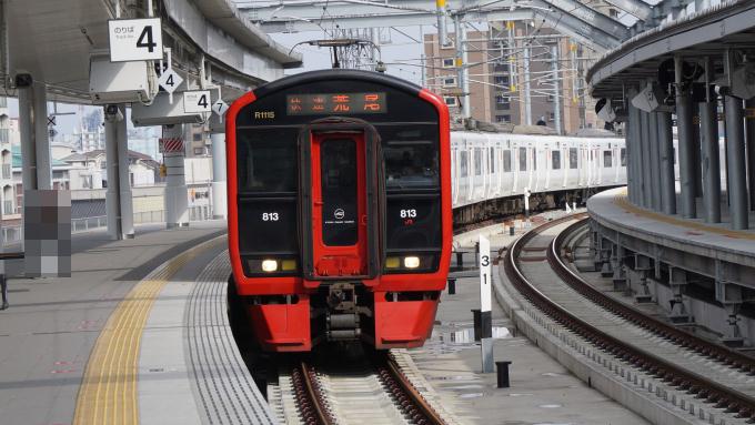 新しい折尾駅に入線する、鹿児島本線813系・快速荒尾行