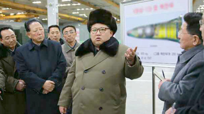 北朝鮮の労働新聞が20160309に掲載した金正恩氏の背後にある弾頭部分とみられる図面にぼかし修正が施されている写真　写真提供：共同通信社