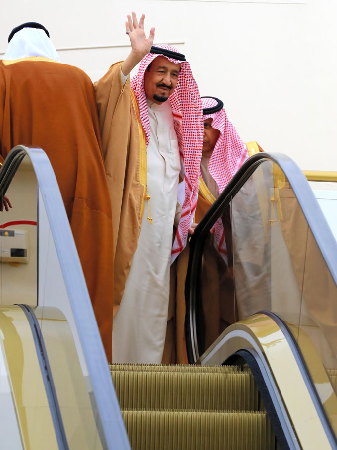 サウジ国王が離日：エスカレーター式の特製タラップで特別機に乗り込むサウジアラビアサルマン国王=201703151246羽田空港　写真提供：産経新聞社