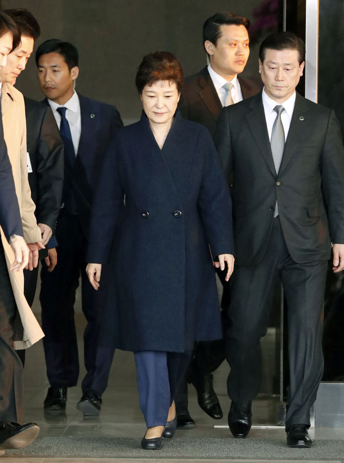 検察の取り調べを終えソウル中央地検を出る韓国の朴槿恵前大統領=20170322　写真提供：共同通信社