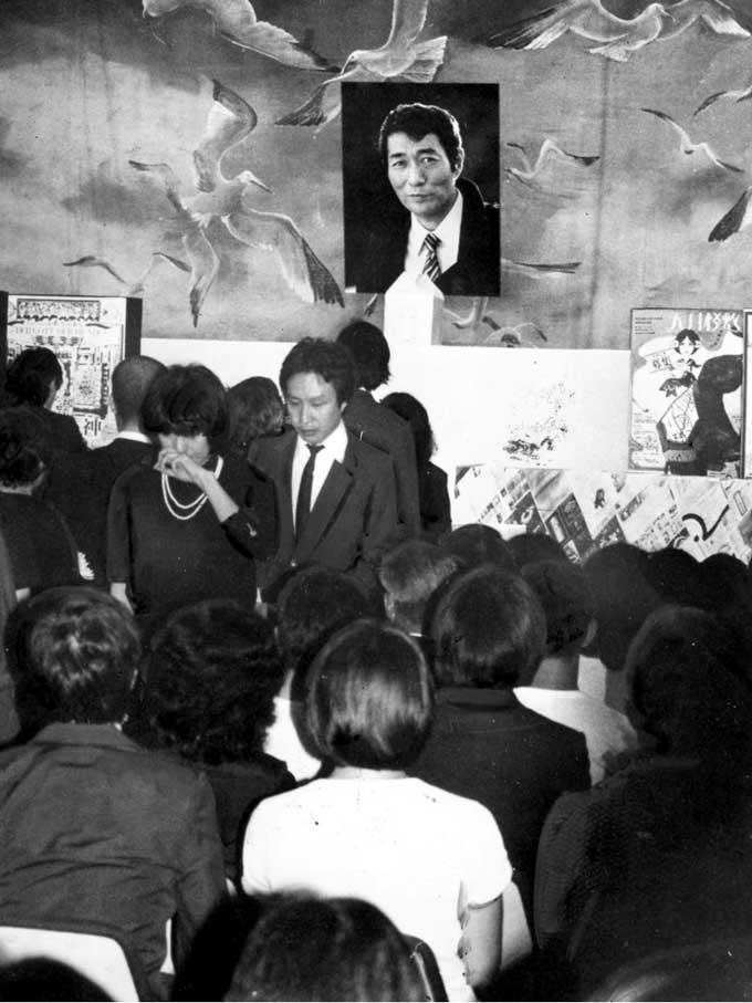 寺山修司さん(劇作家･演出家)葬儀=昭和58年(1983年)5月　写真提供：産経新聞社
