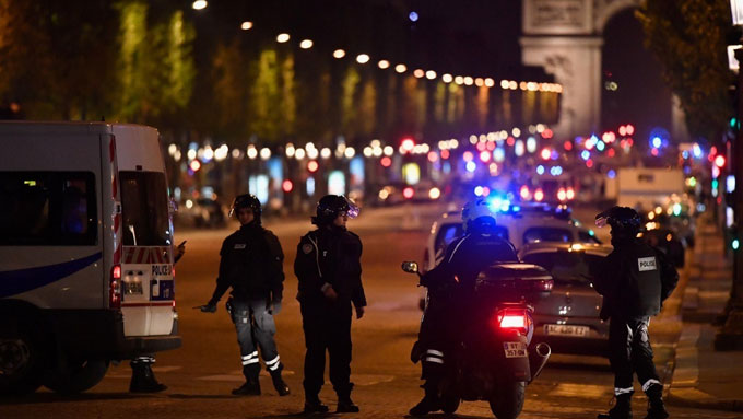 パリで発砲･警官2人死傷～パリで発砲事件後警備する警察当局者=20170420(ゲッティ=共同)　写真提供：共同通信社