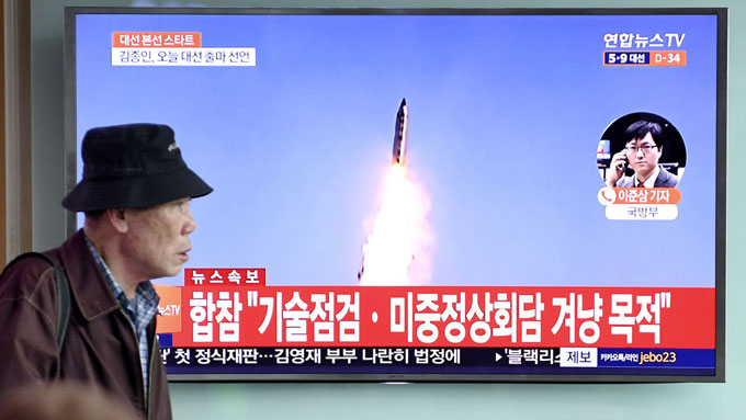 北朝鮮の弾道ミサイル発射について速報する韓国のテレビ=20170405ソウル駅　写真提供：共同通信社