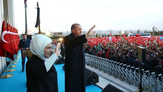 トルコ非常事態再延長へ～トルコ・アンカラで群衆に向かって手を上げるエルドアン大統領(右)=20170417　写真提供：共同通信社