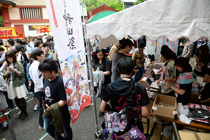 神田祭が行われている神田明神でアニメ「ラブライブ！」のグッズを求めるファンら 2015年5月9日　写真提供：産経新聞社