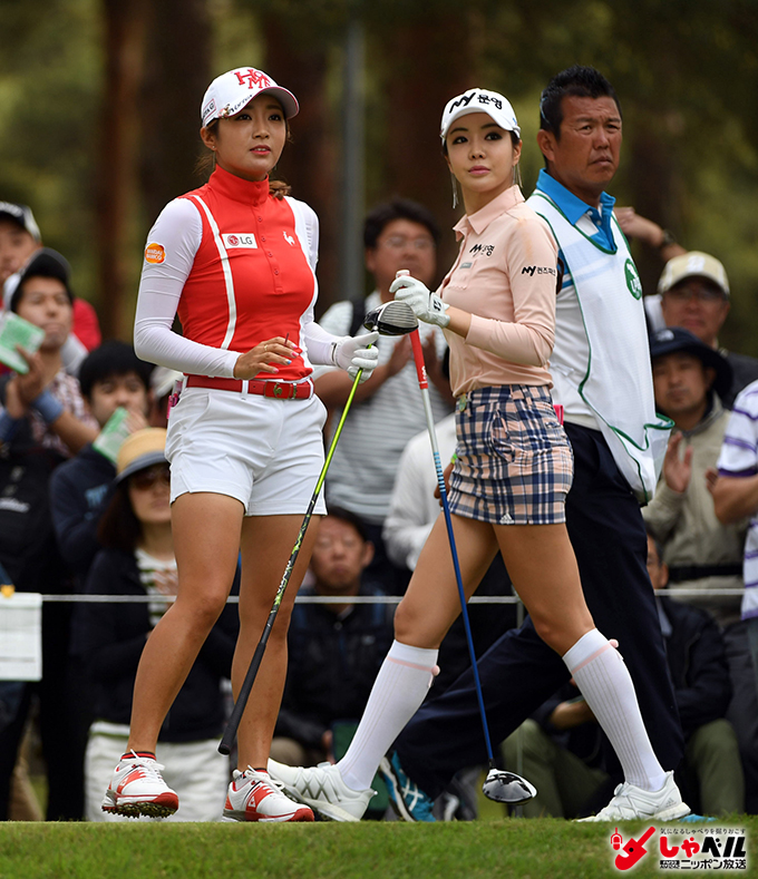 国内女子ゴルフメジャー第1戦 女子ゴルフ ワールドレディス サロンパス杯　最終日 29位タイのイ・ボミと41位タイのアン・シネ（左から）＝茨城GC西C　写真提供：産経新聞社