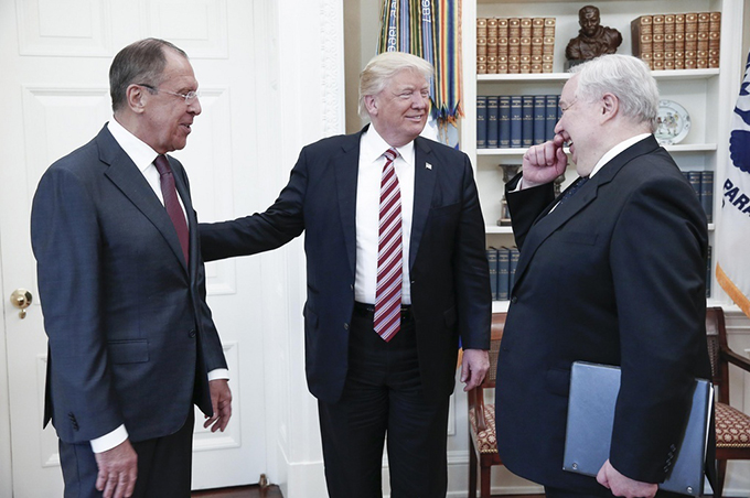10日、ホワイトハウスでロシアのラブロフ外相（左）、キスリャク駐米大使（右）と話すトランプ米大統領（タス＝共同） 写真提供：共同通信社