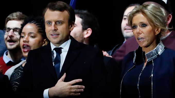 French-president-elect-Emmanuel-Macron-(L)-　写真提供：時事通信