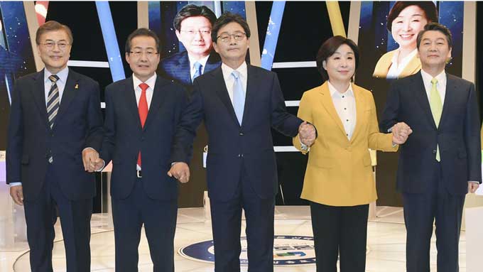 「2017韓国大統領選」-投開票前最後のテレビ討論会に臨む(左から)「共に民主党」文在寅候補「自由韓国党」洪準杓候補「正しい政党」劉承旼候補「正義党」沈相奵候補「国民の党」安哲秀候補=20170502ソウル　写真提供：共同通信社