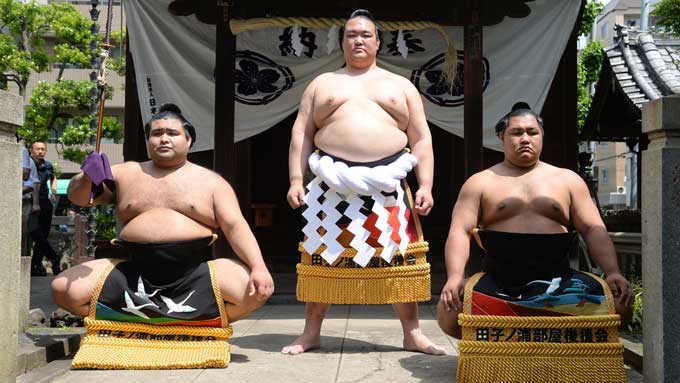 【大相撲稀勢の里奉納土俵入り】太刀持ち高安,露払い松鳳山=20170512墨田区・野見宿禰(のみのすくね)神社　写真提供：産経新聞社