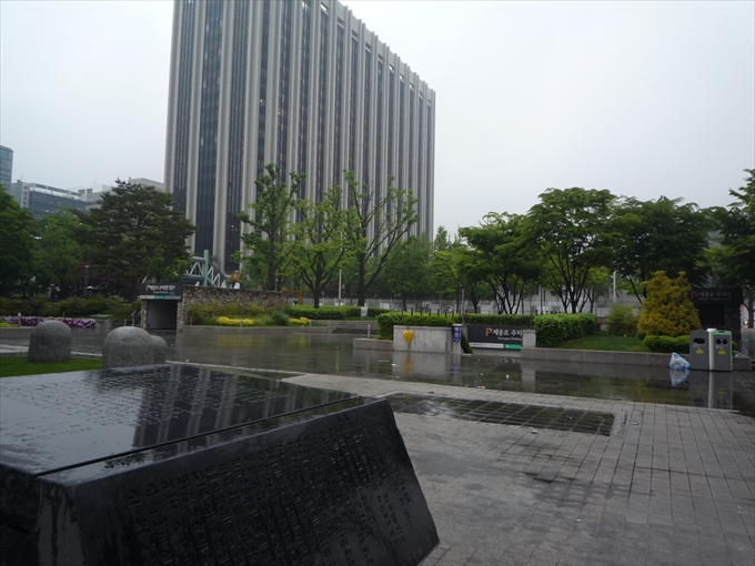 文氏「勝利宣言」が行われた光化門広場　喧騒から一夜明けて何事もなかったかのように　忘れ物の傘が…後方はソウル総合庁舎