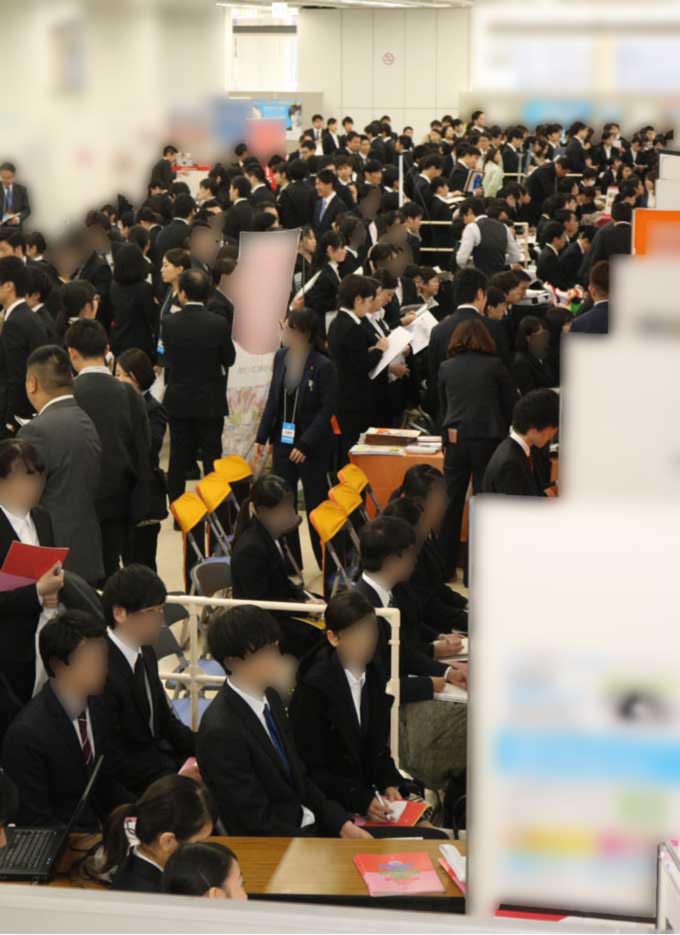 【イメージ】たくさんの学生がブースに列を作った合同会社説明会=20170304午後神戸市中央区　写真提供：産経新聞社