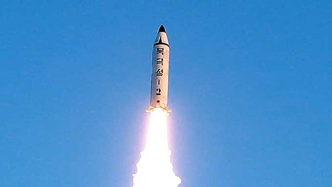 新型中長距離戦略弾道ミサイル「北極星2型」とされる画像=朝鮮中央通信が20170213に配信　写真提供：時事通信