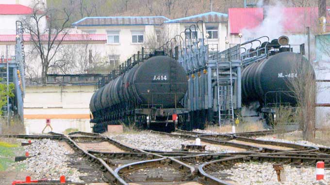 中国名指し異例の猛批判～北朝鮮に輸出する原油を積んだ貨物列車=20170504中国遼寧省丹東市　写真提供：共同通信社