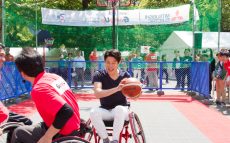 鈴木亮平がパラスポーツ体験。車椅子バスケで華麗なパスワークを披露！
