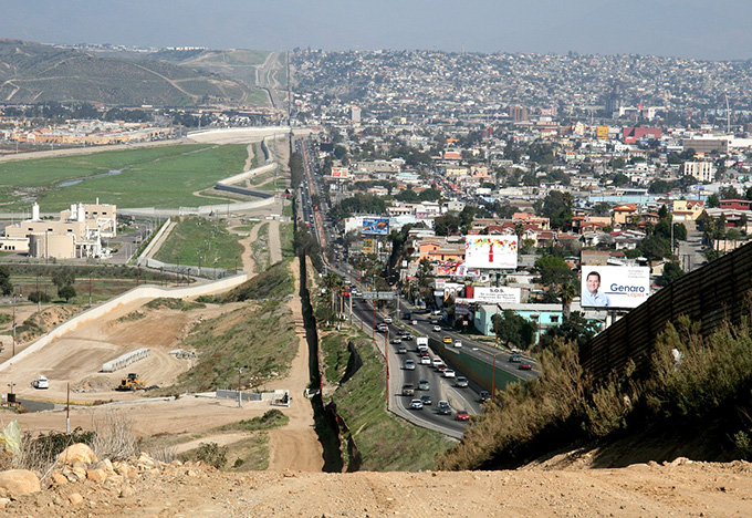 メキシコ国境との壁は米政府機関を閉鎖してでも作る