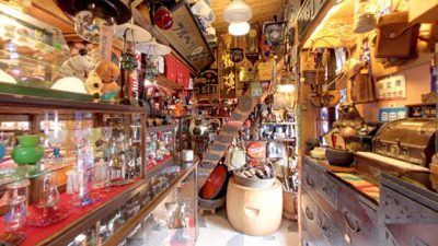 アノ骨董品店の街で古き良きものを愛でる骨董店主