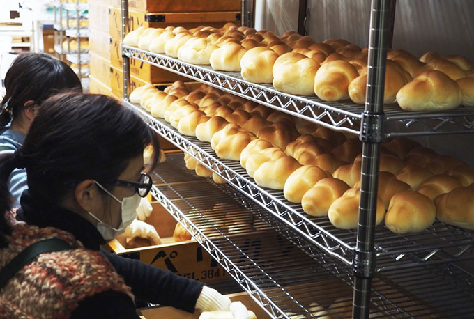 浅草の老舗パン屋が二種類のパンだけを販売する理由とは…『74歳のペリカンはパンを売る。』