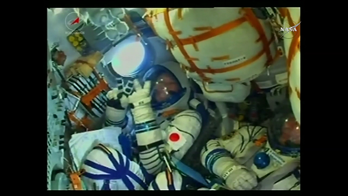 ソユーズ宇宙船 Vサイン 金井 宇宙飛行士