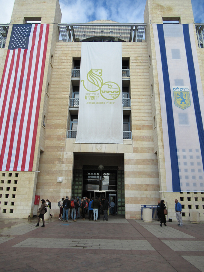 イスラエル 国旗 米国旗 エルサレム 市庁舎