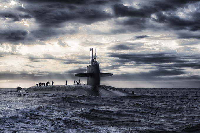 尖閣周辺接続水域を潜水艦航行～中国軍の狙いとは？