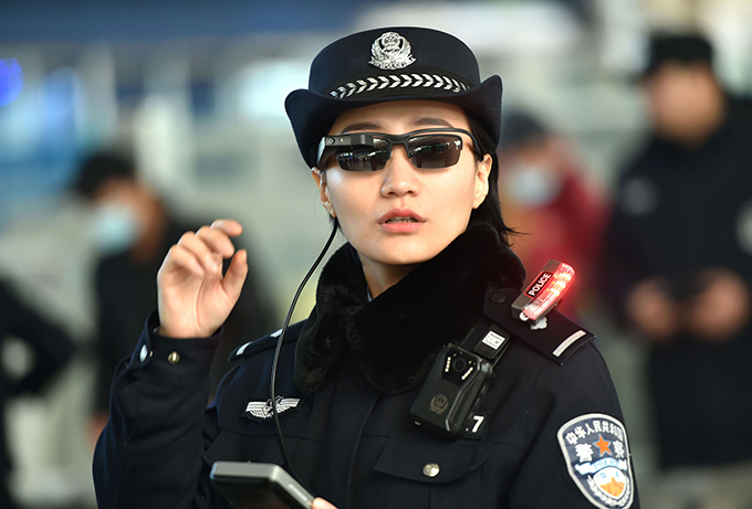 顔認証 警官 スマートグラス メガネ型情報端末 人工知能 AI 中国 鄭州市
