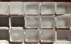 冷蔵庫の雑学①　自動製氷機で氷ができるまでの仕組み