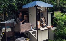 突然ひらめき沖縄の空き地へ　昼間にコーヒーの屋台を始めた女性