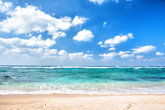 夏の海辺で披露したい豆知識　「なぜ海は青いのか」の驚きの理由