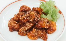 おつまみとして手軽に作れる韓国料理「ヤンニョムチキン」のレシピ