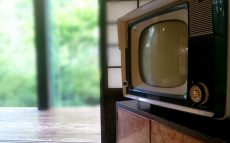 日本初の“テレビCM”は正午の時報