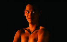 「ファイヤーナイフダンス」世界選手権で日本初の2位入賞を果たした男性のストーリー