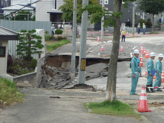 安倍首相が液状化の現場視察【北海道胆振東部地震　被災地を歩く（2）】
