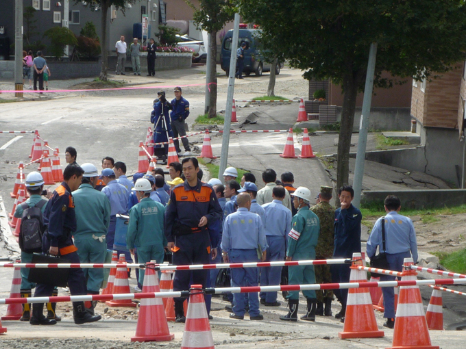 安倍首相が液状化の現場視察【北海道胆振東部地震　被災地を歩く（2）】