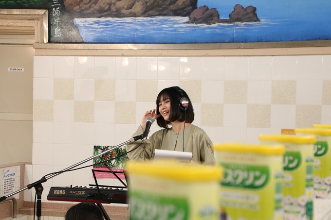 神田莉緒香、老舗銭湯で「バスクリンのうた」ＣＭソングを熱唱！